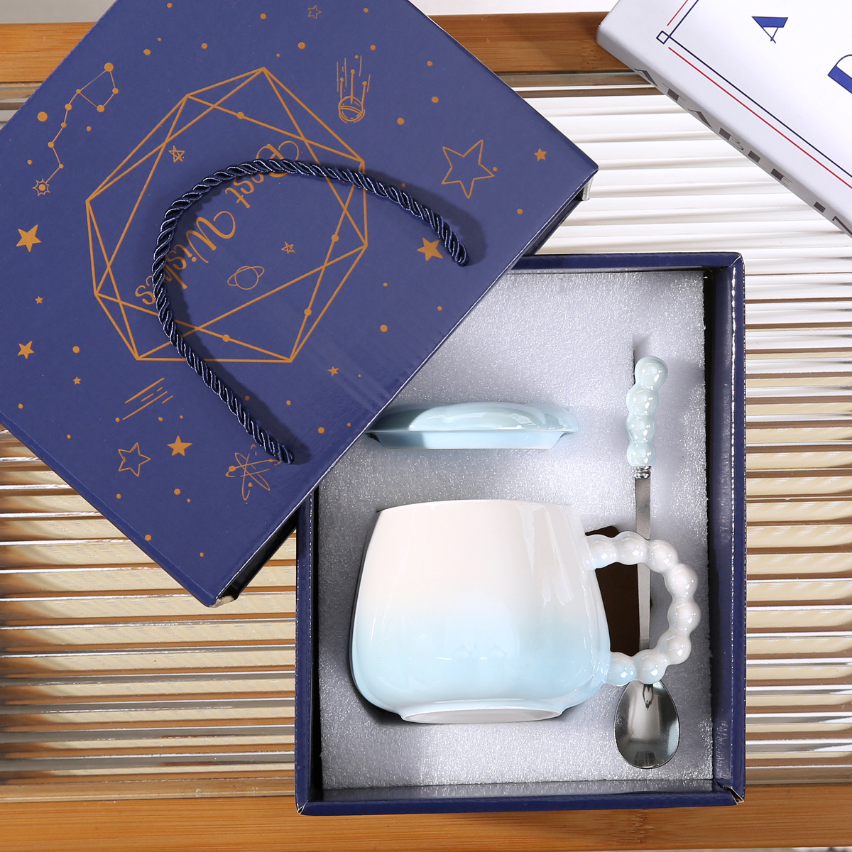 Couvercle de tasse coloré bleu, cuillère, boîte cadeau