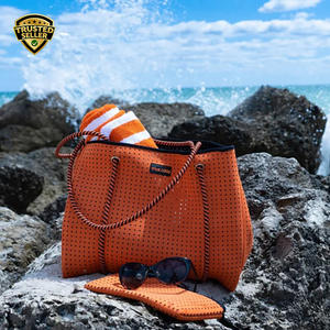 Logo personnalisé fourre-tout <span class=keywords><strong>orange</strong></span> perforé sac à main de voyage étanche avec poignée en corde vacances d'été sac à provisions sac de plage en néoprène - Product Image 1