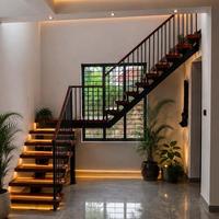 Escalier à une seule poutre avec marches en pierre et balustrade métallique pour la construction résidentielle haut de gamme