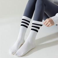 Vente en gros de chaussettes de sport Pilates Grub pour femmes avec logo personnalisé et adhérence antidérapante en coton biologique côtelé Scrunch Ballerina Design Low quantité minimale de commande