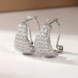 Orecchino a polsino triangolare color argento da donna, stile pavé scintillante, gioiello alla moda - Product Image 3
