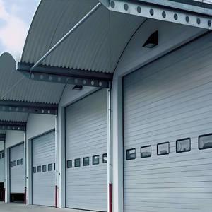 Porte sectionnelle industrielle isolée thermiquement avec panneaux en PU et fenêtre de visualisation pour utilisation dans les portiques de chargement d'usine - Product Image 2