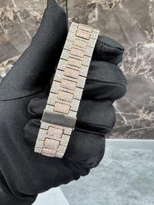 Montre en quartz d'élite avec pierres en moissanite entièrement serties offrant un savoir-faire haut de gamme, un luxe et une précision - Product Image 4
