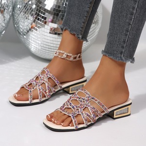 Sandales à enfiler pour femme, à bout carré, ajourées, ornées de strass, à talon carré bas, pour soirée - Product Image 1