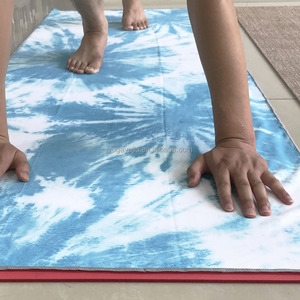Serviette de yoga en daim personnalisée certifiée GRS, antidérapante avec points de préhension améliorés, douce et absorbante pour la gym, le Pilates et le Hot Yoga - Product Image 2