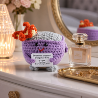 Décoration de bureau créative en tricot, motif 'Dumpster Fire', jouet en peluche fait main au crochet pour le soutien émotionnel, accessoire de bureau amusant et ornement