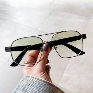 Nouvelles Lunettes de Soleil Carrées à Double Pont Unisexe Monture Dorée Verres Teintés Protection UV 100% Style Urbain Tendance - Product Image 5