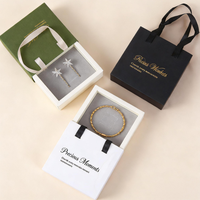 Boîte d'emballage de bijoux portable de luxe OEM, revêtement UV, fermeture magnétique, carton rigide écologique pour collier, bague, boîte cadeau