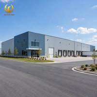 Entrepôt métallique préfabriqué, bâtiment de stockage en acier, centre de distribution logistique, quai de chargement industriel