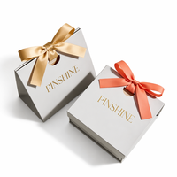 Boîte cadeau en papier de luxe personnalisée avec logo, ruban en satin blanc et nœud, estampage à chaud doré, pour bijoux de mariage et boutiques