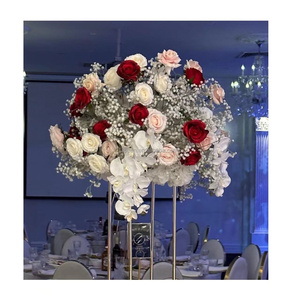<span class=keywords><strong>Bouquet</strong></span> <span class=keywords><strong>de</strong></span> <span class=keywords><strong>mariée</strong></span> en roses <span class=keywords><strong>et</strong></span> eucalyptus, 1 <span class=keywords><strong>bouquet</strong></span> <span class=keywords><strong>de</strong></span> fleurs artificielles, vertes <span class=keywords><strong>et</strong></span> blanches avec main - Product Image 3