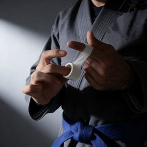 เทปพันนิ้วสำหรับบราซิลเลียนยิวยิตสู ผลิตจากผ้าฝ้ายพรีเมียม - เทปซิงค์ออกไซด์แข็ง ขนาด 1/2 นิ้ว x 45 ฟุต สำหรับการยึดเกาะและรองรับข้อต่อ - Product Image 3