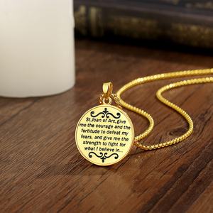Collar con Colgante de Santa Juana de Arco Chapado en Oro de 18K sobre Cobre, Letras Esmaltadas en Negro, Joyería Católica de Coraje al por Mayor para Hombres y Mujeres - Product Image 4