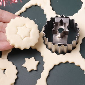 4 <span class=keywords><strong>emporte</strong></span>-pièces ronds en acier inoxydable avec Père Noël et homme en pain d'épices pour Noël et les fêtes d'hiver - Product Image 5