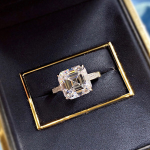 Anello di Fidanzamento F1427 per Donna in Oro Bianco con Diamante Taglio Asscher e Diamanti Laterali Naturali Colore D - Product Image 6