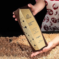 Trophée en bois massif sur mesure avec gravure et impression UV, design durable sur le thème des animaux/du sport, pour récompenses et événements d'entreprise