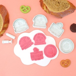 Nouvelles <span class=keywords><strong>emporte</strong></span>-pièces en plastique écologiques 3D en forme de dessin animé, série fête d'anniversaire, 4 pièces, pour la pâtisserie, compatibles lave-vaisselle et micro-ondes - Product Image 2
