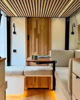 Kit de conversion de fourgon de luxe en camping-car : intérieur avec lit double fixe, toilettes coulissantes, douche, canapé, dinette, plafond en bois, kit autonome hors réseau