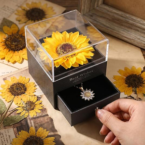 Cadeau unique pour elle, maman, petite amie : boîte de tournesols éternels avec collier « Tu es mon rayon de soleil » - Product Image 5