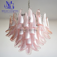 Lustre médiéval français, suspension en verre de Murano fait main à pétales superposés décalés, dégradé rose et blanc, pour salle à manger de villa