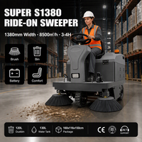 Balayeuse de sol professionnelle autoportée 1380 mm 8500 ㎡ Machine de nettoyage de sols à batterie 48V haute efficacité pour entrepôts et usines