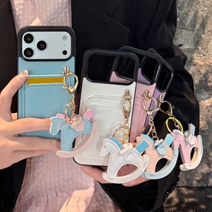 Nueva <span class=keywords><strong>Funda</strong></span> para Teléfono con Textura de Lichi y <span class=keywords><strong>Colgante</strong></span> de Caballo Balancín para <span class=keywords><strong>iPhone</strong></span> 11 12 <span class=keywords><strong>13</strong></span> 14 15 16 17 Pro Max 6/7/8 Plus 12 <span class=keywords><strong>13</strong></span> Mini - Product Image 1