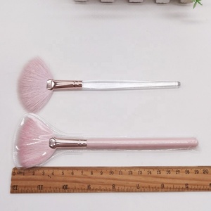 <span class=keywords><strong>Brosse</strong></span> à nuage de taille moyenne <span class=keywords><strong>Brosse</strong></span> à éventail en poils de chèvre doux et naturels Masque facial <span class=keywords><strong>Brosse</strong></span> à éventail rose pour le <span class=keywords><strong>visage</strong></span> - Product Image 4