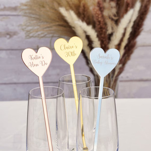 Agitateur de boisson en acrylique personnalisé en forme de cœur, bâtonnets à boisson gravés avec un nom personnalisé pour la décoration de mariage ou d'<span class=keywords><strong>anniversaire</strong></span> - Product Image 5