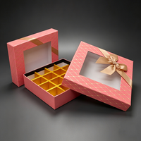 Boîte d'emballage personnalisée finition métallique, 16 compartiments, étui de luxe avec nœud papillon pour présentation de chocolats gourmands