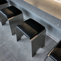 Tabouret moderne en acier inoxydable : élégant pour les cafés, robuste, nécessitant peu d'entretien, parfait pour les zones de restauration à fort trafic