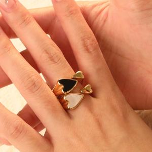 Anillos de Acero Inoxidable de Moda al por Mayor, Anillos de Dedo Chapados en Oro de 18K, Resistentes al Agua, con Diseño de Concha Blanca y Negra, Anillo de Corazón para Mujer - Product Image 1