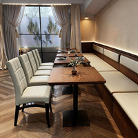 Ensemble de table de restaurant de luxe contemporain pour événements et mariages, en cuir rembourré et bois de caoutchouc laqué à pores fermés