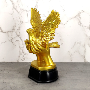 Estatua personalizada <span class=keywords><strong>de</strong></span> poliresina para pájaros, trofeo y medallas <span class=keywords><strong>de</strong></span> animales, <span class=keywords><strong>de</strong></span> resina chapada en oro, para palomas, con base <span class=keywords><strong>de</strong></span> madera, venta al por mayor - Product Image 1