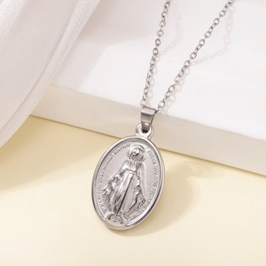 Collier Pendentif Ovale Minimaliste Religieux en Acier Inoxydable Plaqué Or, Miraculeux, Vierge Marie, Vente en Gros - Product Image 4