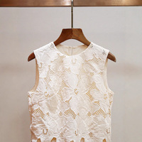 Robe droite deux pièces à col rond sans manches, longueur au-dessus du genou, avec empiècements floraux ajourés