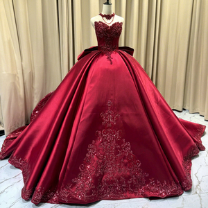 Robe de bal Mc050 bordeaux en satin, longueur ras du sol, avec décolleté cœur, ornée de perles et de sequins, dos orné d'un nœud, traîne chapelle et soutien-gorge intégré - Product Image 1