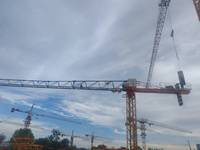 Grúa torre de construcción compacta sin cabina de 1.5T y 25M con joystick de control remoto, motor de ascenso interno y caja de cambios HS2506P