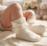 Chaussettes pour bébé fille en coton doux, personnalisées en gros, avec jolies volants et nœuds en dentelle, antidérapantes pour nourrissons et enfants