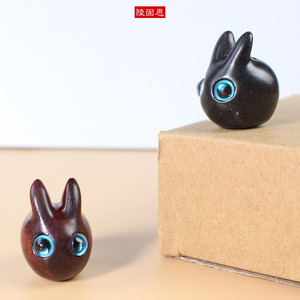 Figurita de conejo tallada en madera de sándalo, decoración redonda pequeña para el hogar, oficina, estudio, colgante DIY, llavero, cadena para teléfono, regalo - Product Image 1