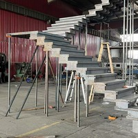 Marches d'escalier en forme de U en marbre naturel moderne, bois massif et verre trempé pour une utilisation intérieure dans les villas résidentielles (taille personnalisée)