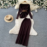 Ensemble deux pièces élégant pour femme : haut en maille irrégulier ceinturé et jupe midi taille haute, coupe ajustée, tenue sophistiquée pour l'automne