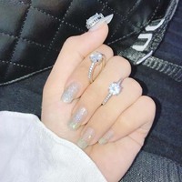 Bague de fiançailles simple en alliage plaqué argent, sertie de zircone cubique ronde à 4 griffes, style géométrique, idéale pour un cadeau
