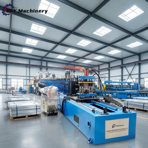 Machine de formage de supports de fixation de panneaux solaires en aluminium, machine de formage de rails de montage solaire pour structure de toit à rail court - Product Image 1