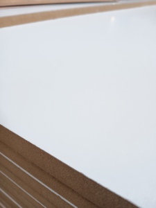 Panneau MDF blanc 18 mm, surface lisse pour la peinture et la fabrication <span class=keywords><strong>de</strong></span> meubles sur mesure, <span class=keywords><strong>prix</strong></span> d'usine <span class=keywords><strong>en</strong></span> Chine - Product Image 2