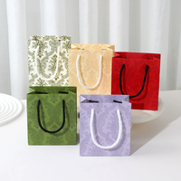 Sacs d'emballage personnalisés en papier écologique recyclable avec impression numérique, design classique et poignées à cordon pour la vente en gros