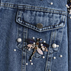 Chaqueta vaquera corta chic para mujer con decoración de libélula de perlas, cuello solapa y botonadura sencilla, estilo streetwear, venta al por mayor - Product Image 3