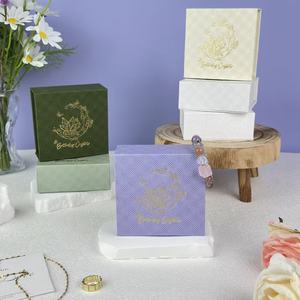 Boîte à bijoux magnétique carrée haut de gamme, finition mate, avec doublure en éponge et design estampé, pour bracelets et accessoires - Product Image 3