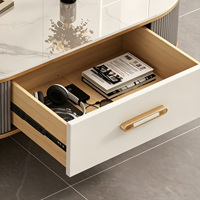 Table basse ovale moderne de luxe en pierre frittée avec revêtement en cuir et pieds en métal doré, structure en bois pour salon