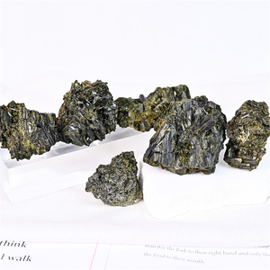 Di alta qualità di cristallo naturale tormalina verde pietra grezza forma libera per i regali decorazioni per la casa guarigione - Product Image 2