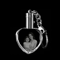 Vente en gros de porte-clés en cristal gravé au laser 2D en forme de cœur avec photo personnalisée, cristaux synthétiques, emballage cadeau écologique